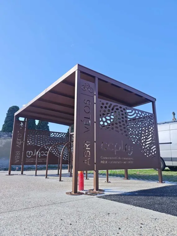 Conception sur mesure d'un abri de bus à Carcassonne, Carcassonne, Aude Construction Métallique