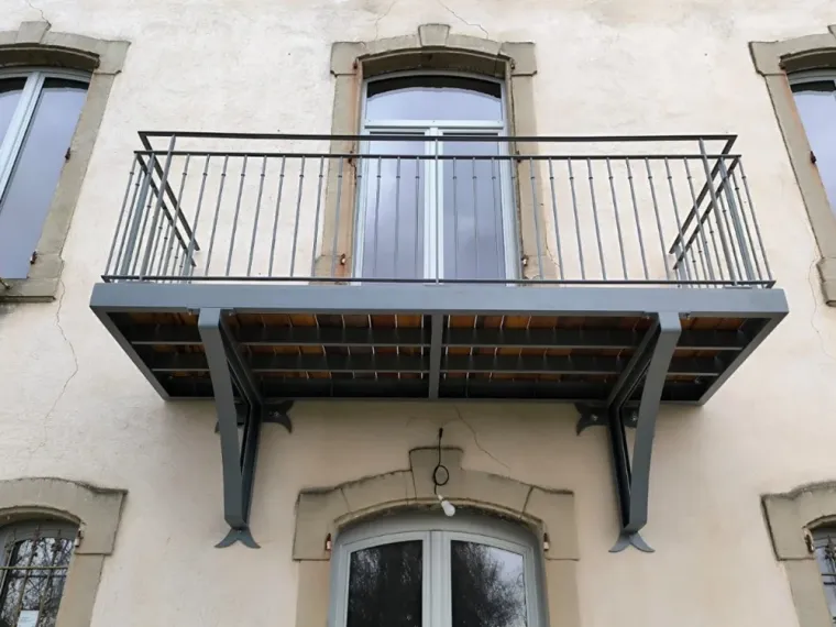 Un balcon suspendu en acier et bois : une vue imprenable sans compromis, Carcassonne, Aude Construction Métallique