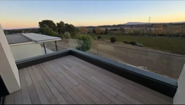 Pose de gardes corps vitrés sur la terrasse d'une maison à Limoux, Carcassonne, Aude Construction Métallique